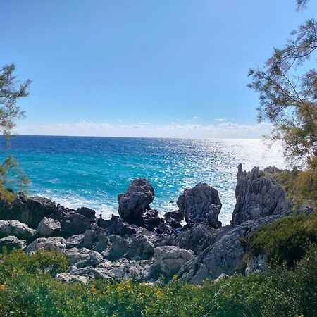 Eolia Beachfront Studios Плакиас Екстериор снимка
